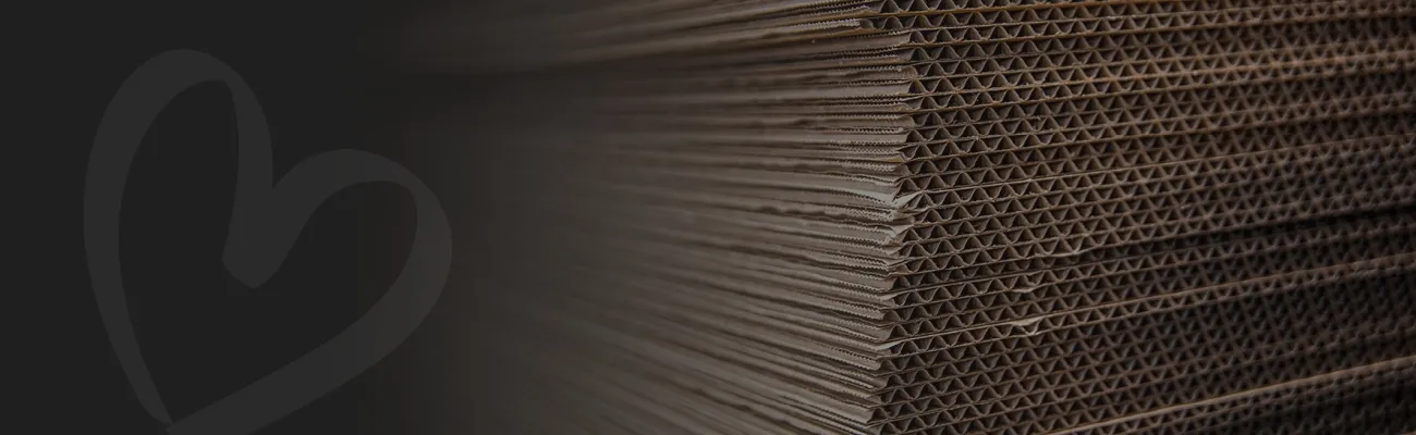 Stapel nachhaltiger Wellpappe im Detail. Umweltfreundliches Verpackungsmaterial aus Recyclingkarton für Möbelversand und ökologische Logistiklösungen.